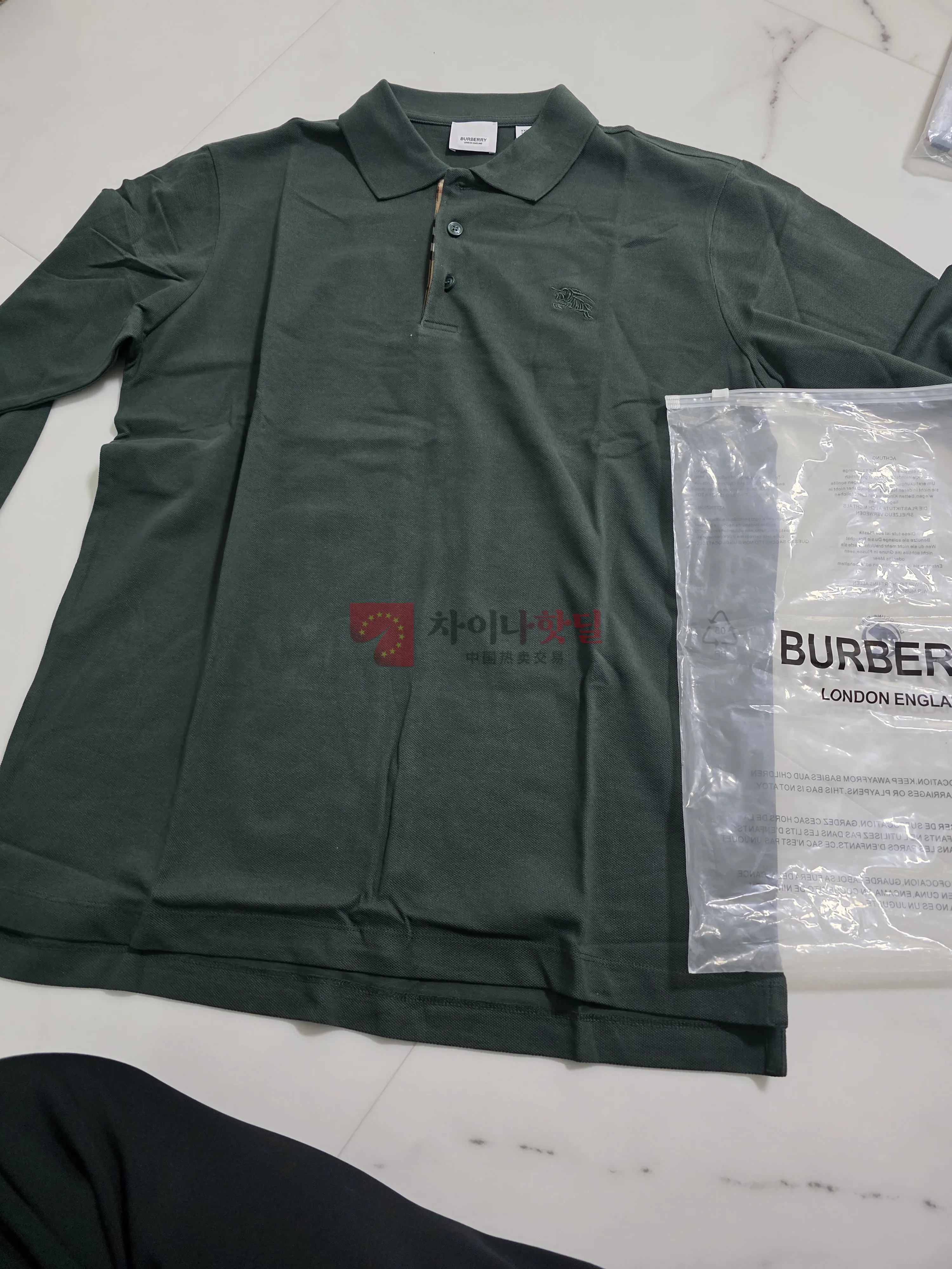 여백 셀러 버버리 폴로티